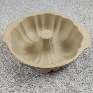 The Pampered Chef Beige Bundt Cake Pan Bake Mold Stone